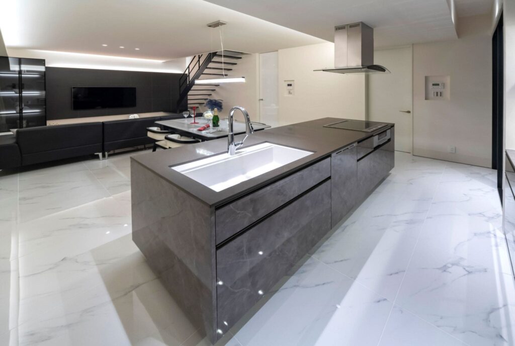 マットブラックとウッドを組み合わせた造作キッチン、2026年トレンドの配色