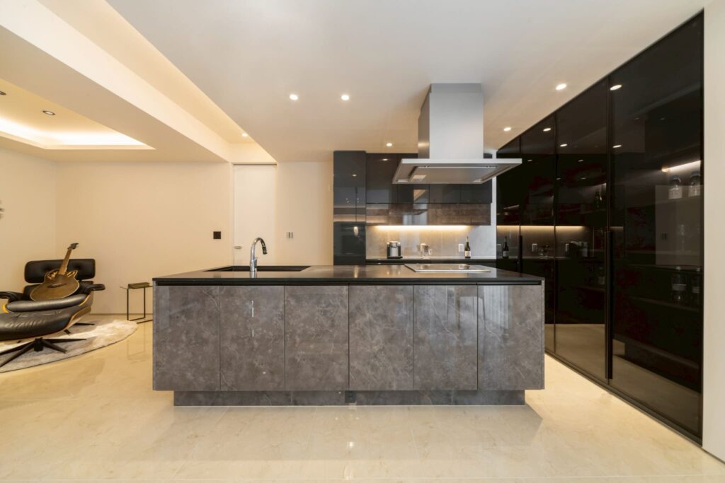 クォーツストーン天板の造作キッチン、吸水率0.02%以下で汚れが染み込まない高機能素材