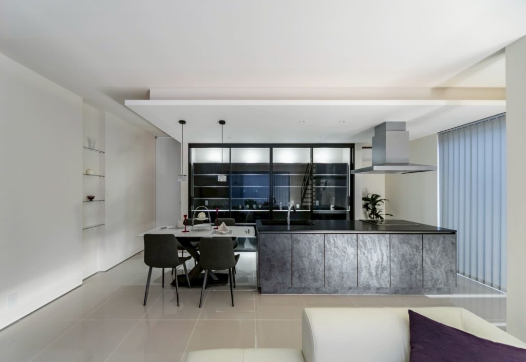 Ⅱ型レイアウトの造作キッチン、海外製食洗機にも対応可能な設計