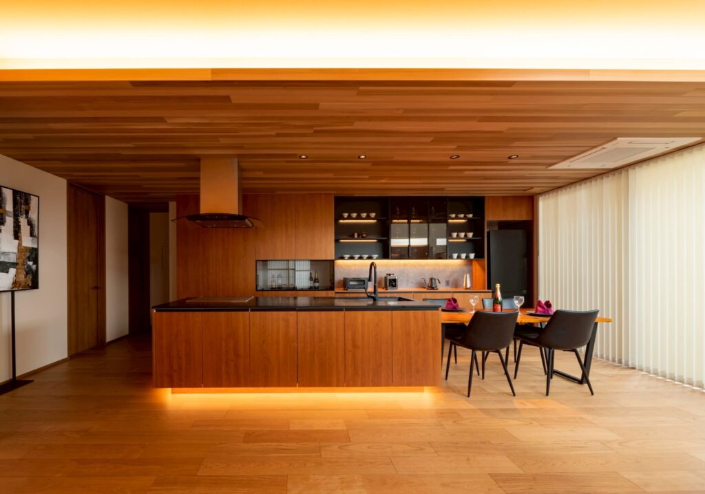 生活感を消す隠す収納のキッチン、プッシュオープンの扉で取っ手レスのミニマルデザイン