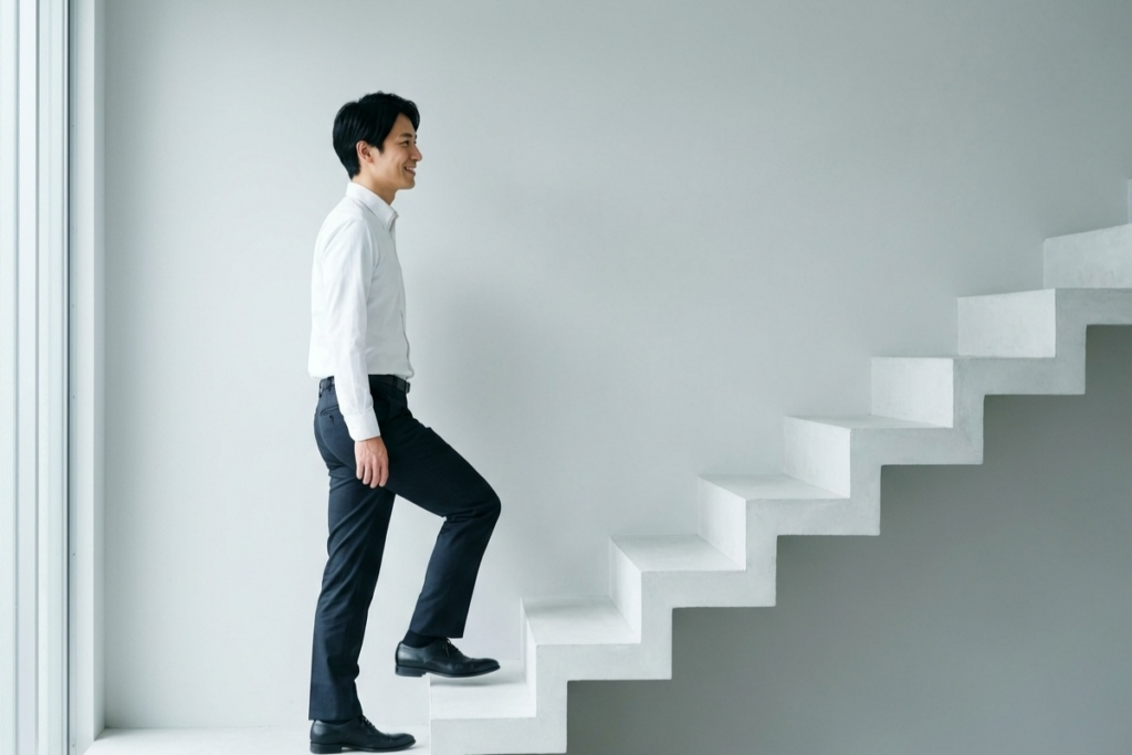 リノベーションした部屋に満足している人の画像。中古住宅を理想の空間へ刷新するための全プロセスを公開。情報収集から始まり、住宅ローンの選定、既存の建物の性能を見極める耐震診断、そしてパートナー選びまでを網羅する。老朽化した躯体や配管を一新する大規模な工事には、仮住まいや引越しの計画も不可欠。2025年・2026年のトレンドである断熱・省エネ改修を組み込み、工期を守りながら資産価値を最大化させるための明確な手順を、完成・入居後のアフター保証まで詳しく解説