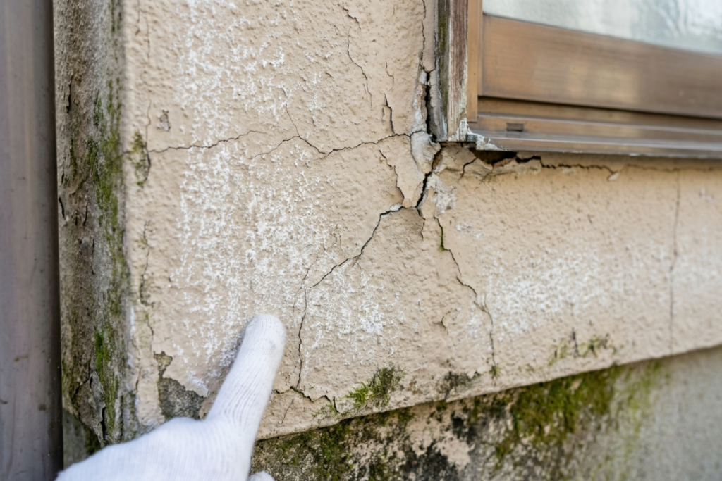 外壁のひび割れの様子。外壁は常に壁面を紫外線や雨風、湿気、砂塵などにさらすことになるため、おおよそ10年程度で塗膜が寿命を迎える。外壁の経年劣化のサインとしては、サイディングボードの目地を埋めるシーリングの破断や塗膜の粉化（チョーキング）、ひび割れ・亀裂、カバーの剥離、汚れ・カビの発生などがある。古い外壁をそのままにしておくと、より深刻な症状が出てくるため、早めに対策を打つことがポイントとなる。
